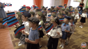 ДНР показала, как в детском саду Донецка носят военную форму и маршируют