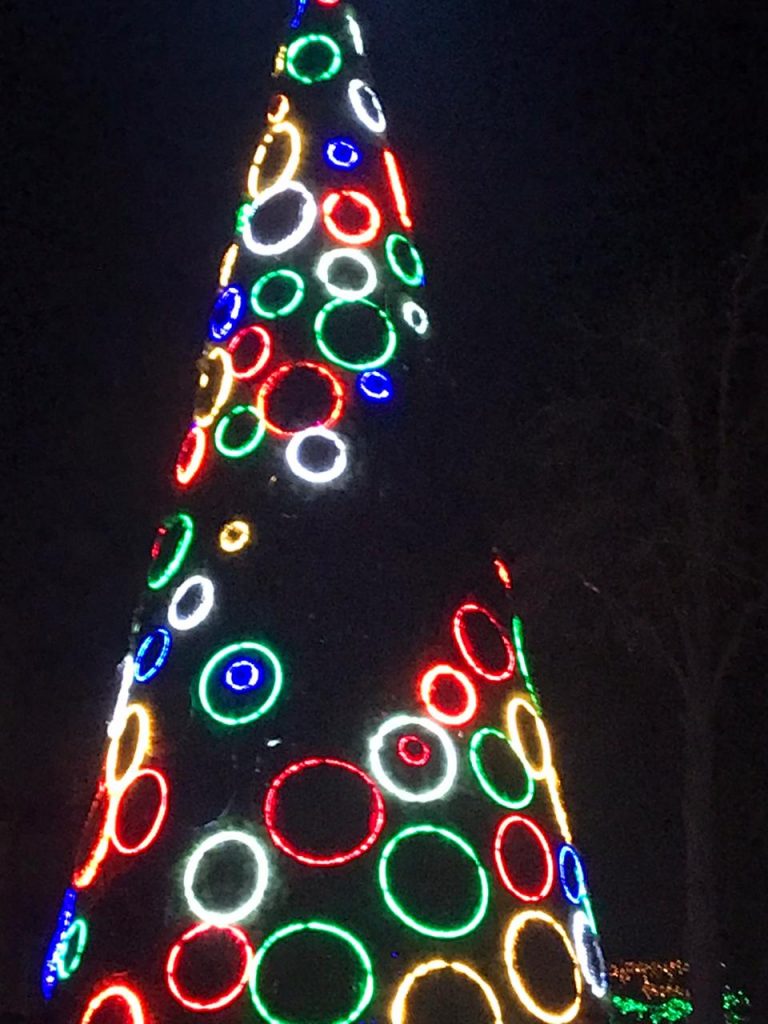 Почему декорации ёлки в Покровске перестали светиться? (ФОТО)