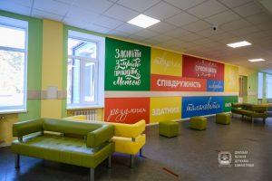 Компания MebliSTRONG установила в Авдеевкую опорную школу №2 новую мягкую мебель