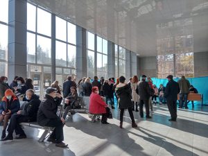 В прививочные центры Краматорска выстроились огромные очереди