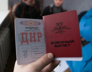 В оккупированном Новоазовске раздают повестки прямо на улице