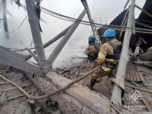 Курахове: рятувальники ліквідували пожежу в готелі, яка виникла внаслідок ворожого обстрілу — новини за тегом ДСНС