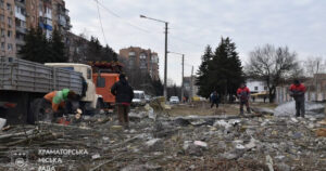 У Краматорську збільшилась кількість поранених внаслідок обстрілу, під завалами шукають людину