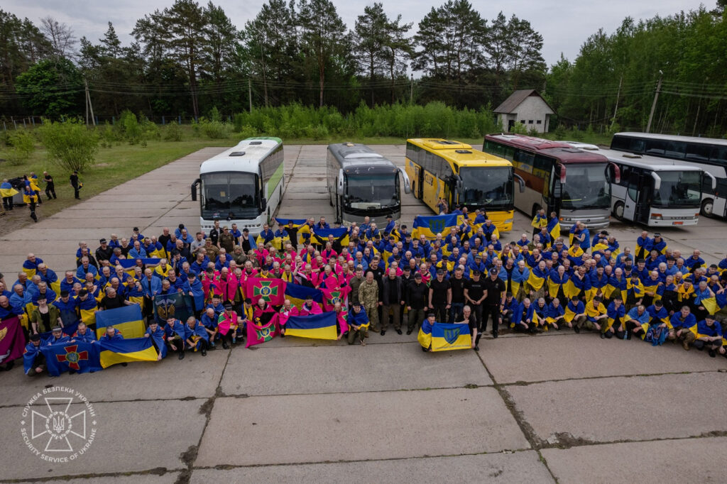З полону звільнили ще 303 українців, – ексклюзивні фото та відео СБУ за підсумками третьої частини обміну 1000 на 1000