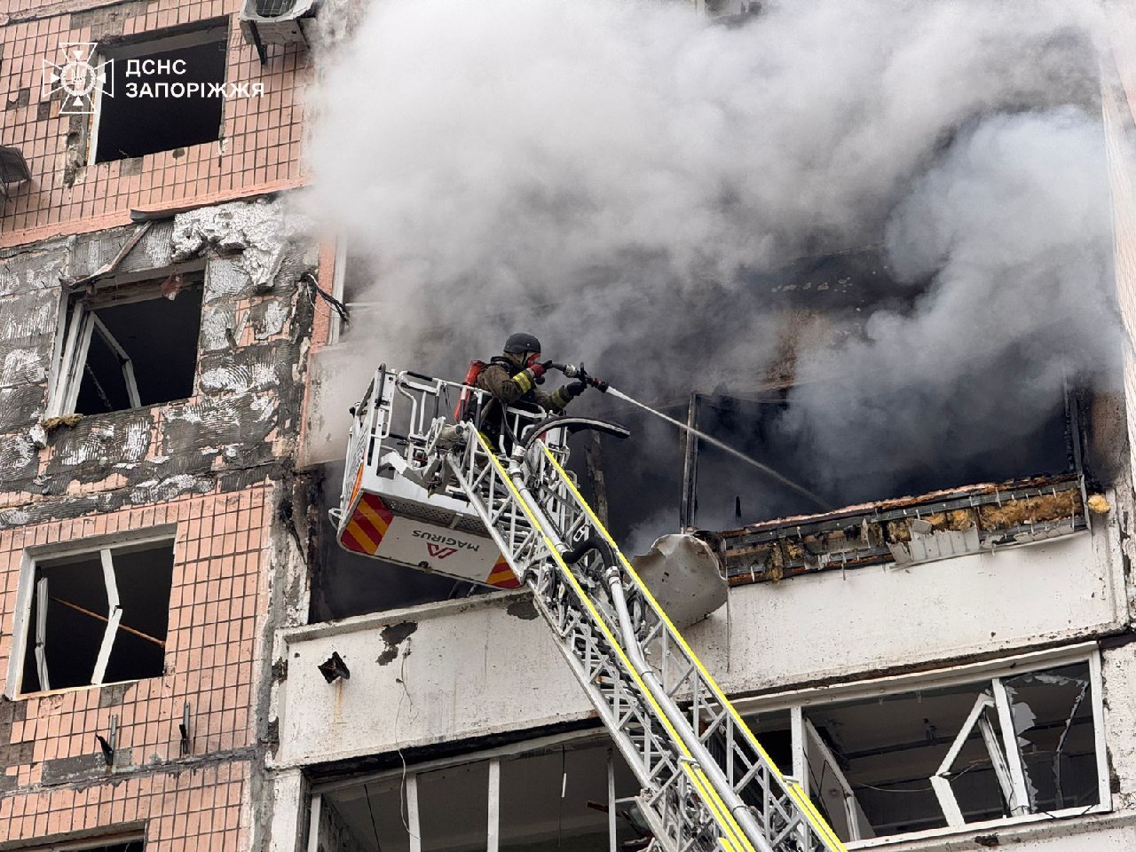Авіаудар по Запоріжжю: 20 постраждалих, тривають рятувальні роботи — ДСНС